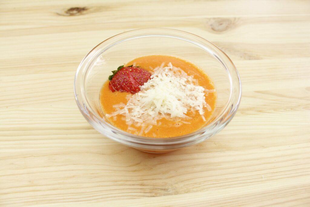 Gazpacho de fresas con parmesano