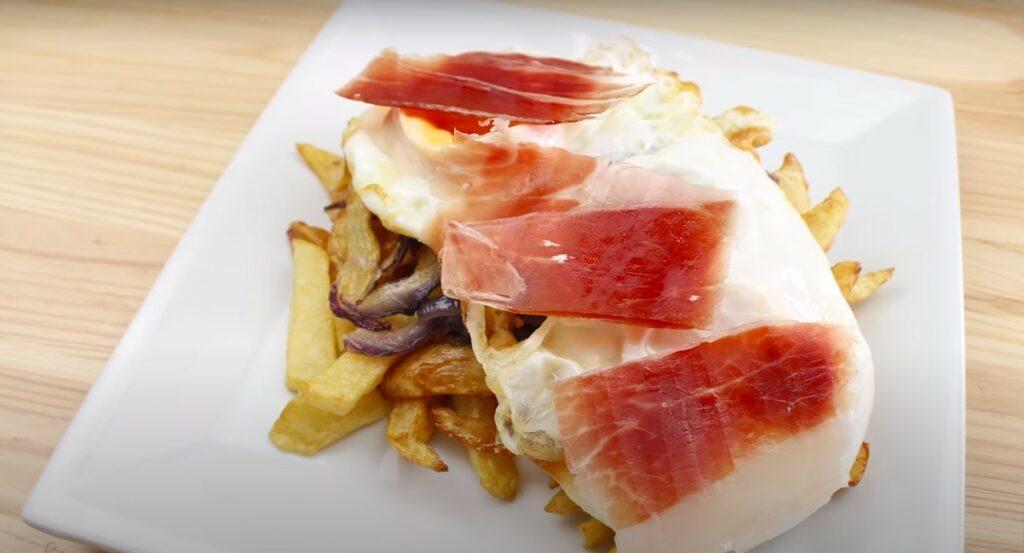 Huevos rotos con jamón