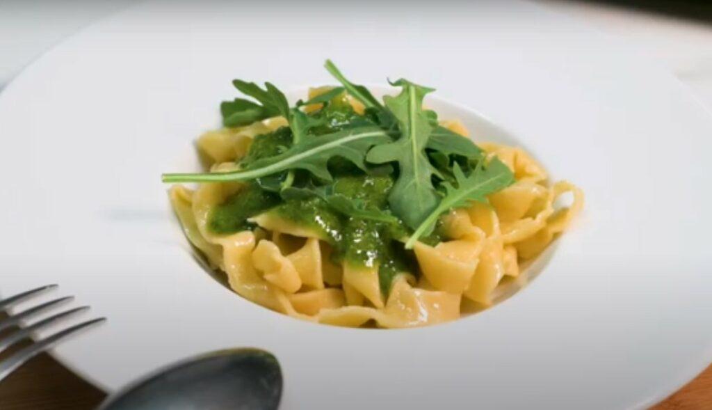 Pasta fresca casera con pesto verde