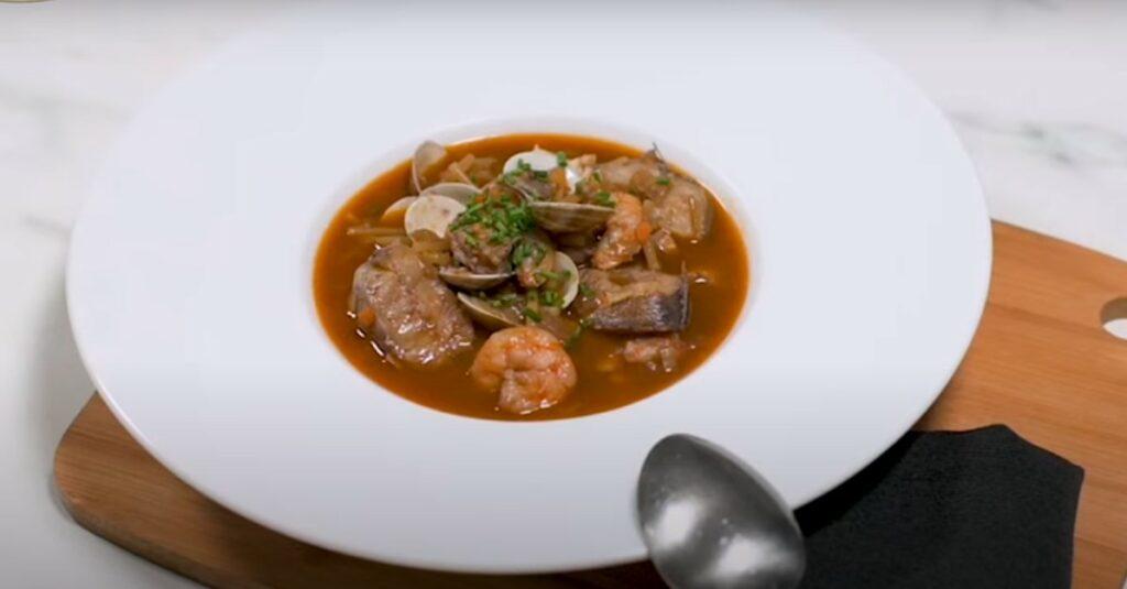 Sopa de pescado con fideos y marisco