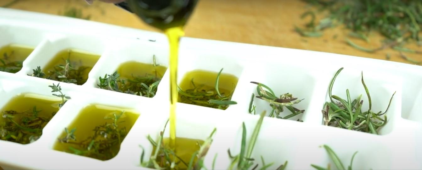 Cómo congelar y conservar hierbas frescas en aceite de oliva