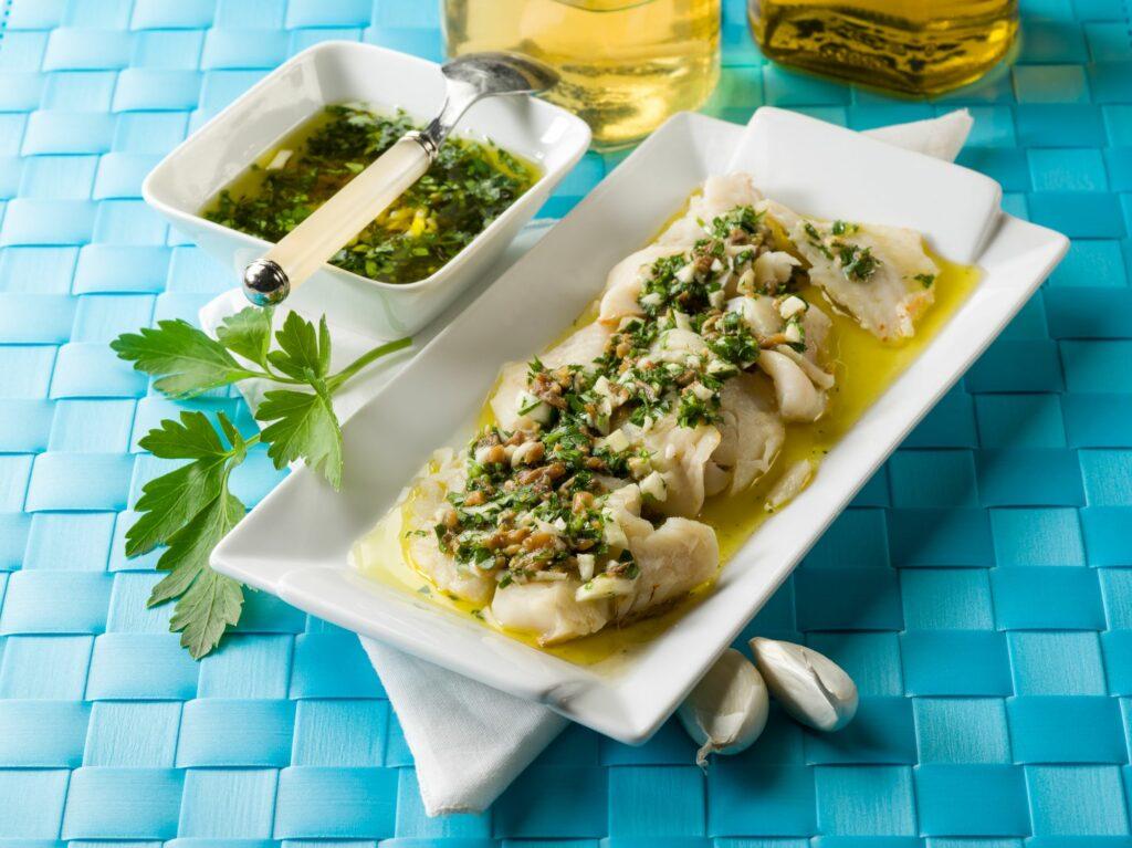 Bacalao fresco marinado con aliño de anchoas