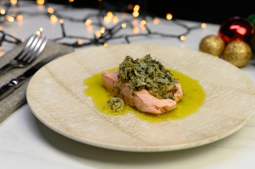 Salmón confitado en aceite de oliva y eneldo