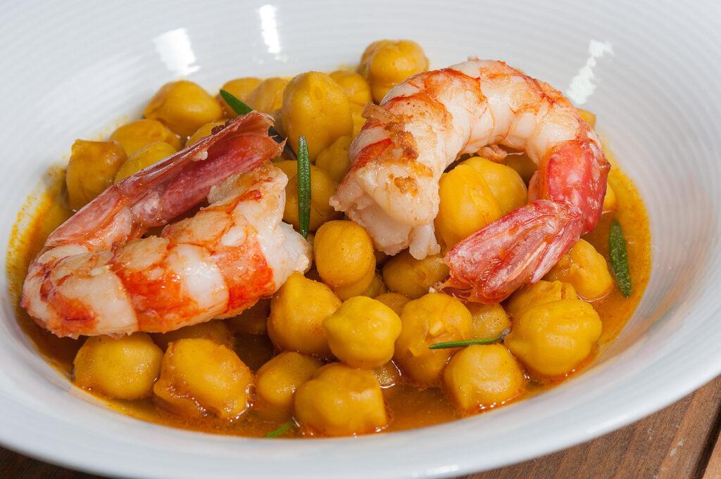 Garbanzos con langostinos