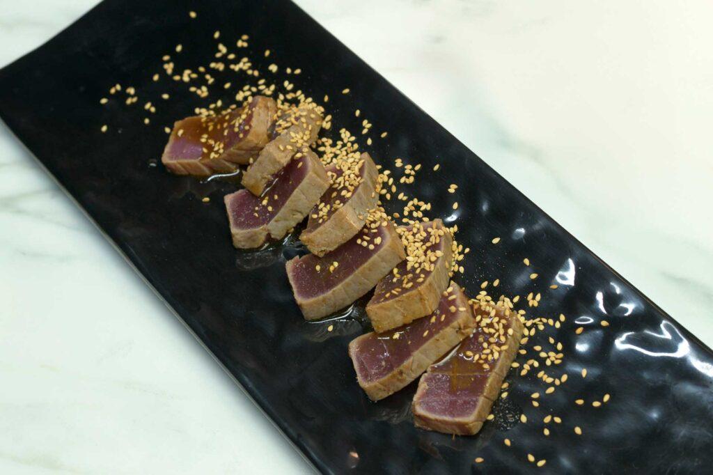 Tataki de atún rojo con sésamo y salsa de soja