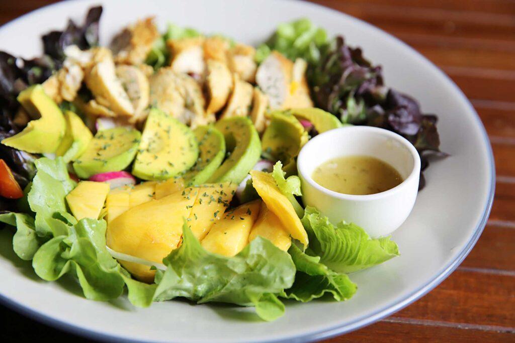 Ensalada de mango, aguacate y pollo