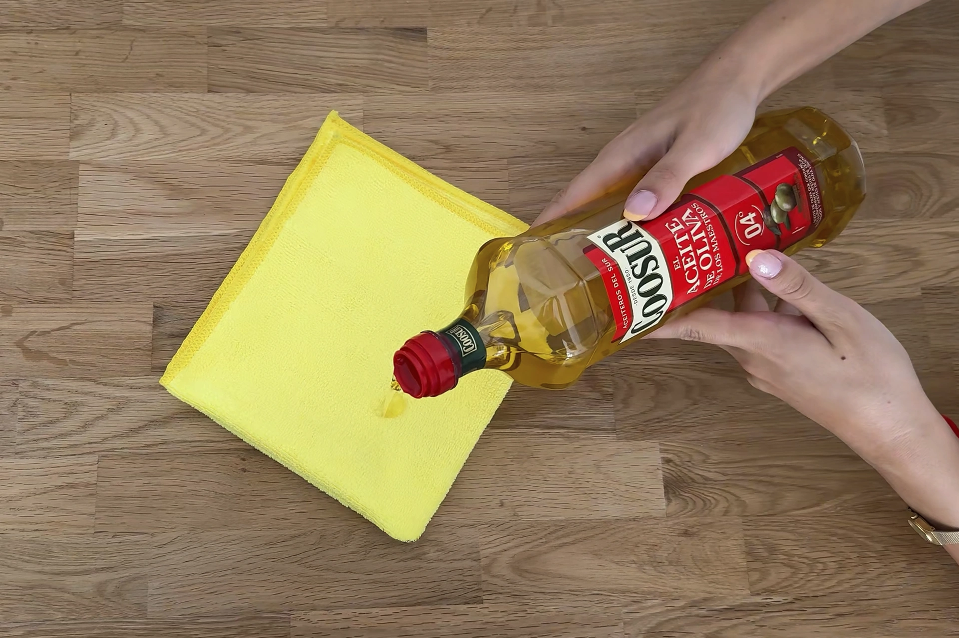 Mueble de madera brillante después de aplicar truco casero con aceite para dar brillo a muebles de madera