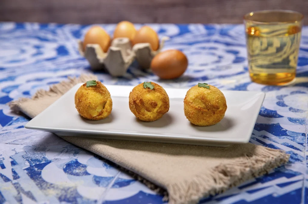huevos rellenos rebozados
